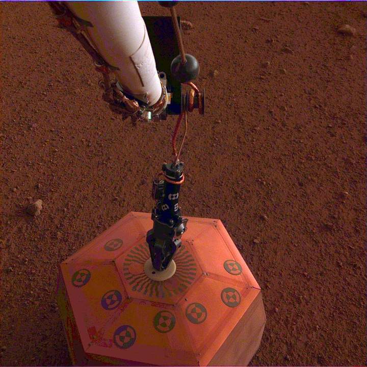 Sonda InSight da NASA instala sismógrafo em Marte