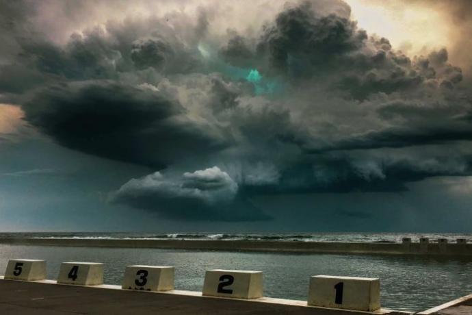 Cientistas tentam explicar brilho verde em tempestade na Austrália