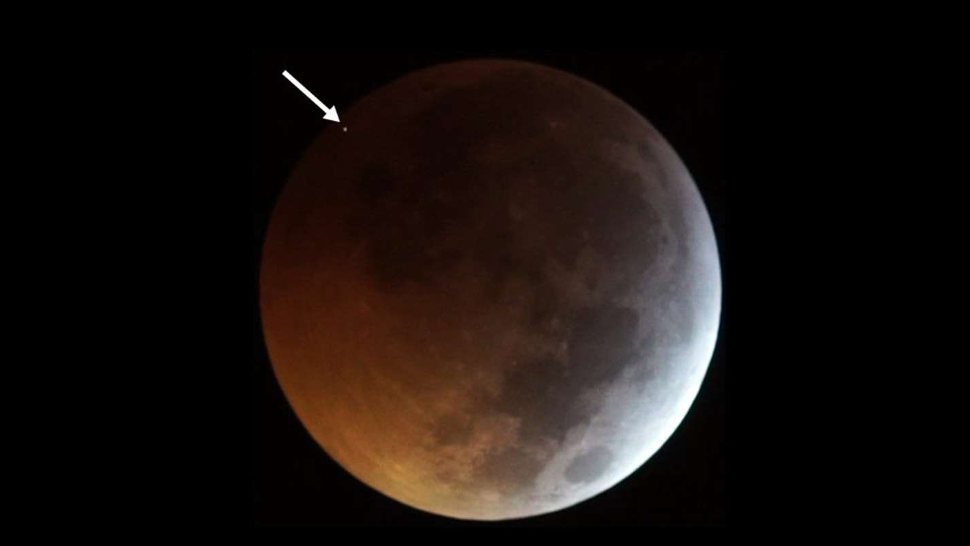 Rocha espacial impacta a Lua durante o eclipse