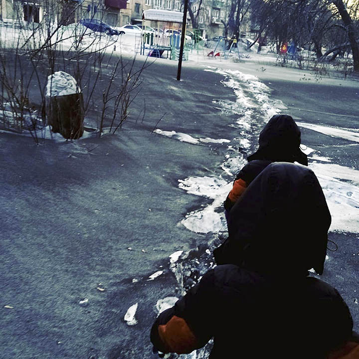 Neve negra cobre as ruas de cidade da Sibéria