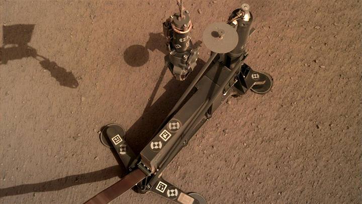 Algo interrompe a escavação da sonda InSight em Marte