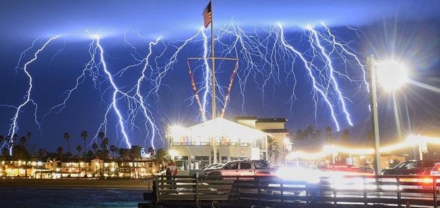 Tempestade anômala de raios atinge a Califórnia 