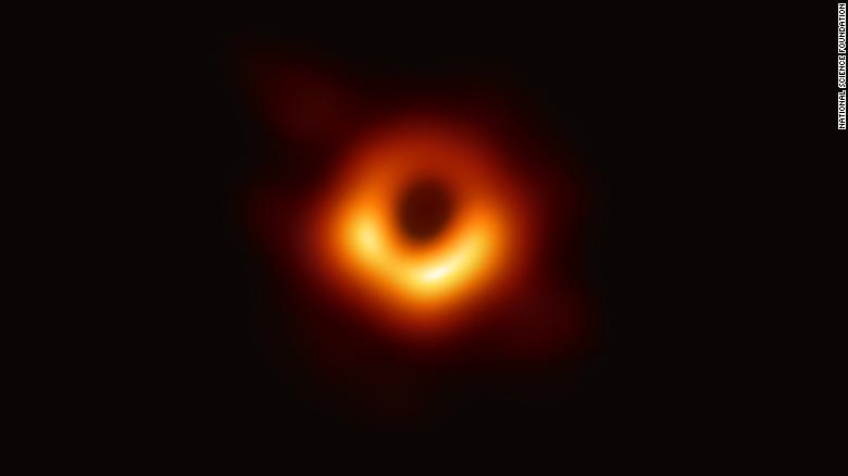 primeira foto real já obtida de um buraco negro
