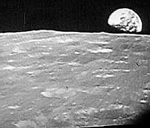 Tirada em 1968 pela Apolo  8: A torre liberando gases está a aproximadamente 300 metros da superfície da Lua.