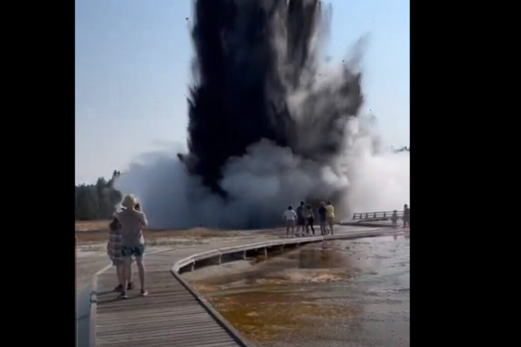 Gêiser explode no Parque Yellowstone destruindo passarela